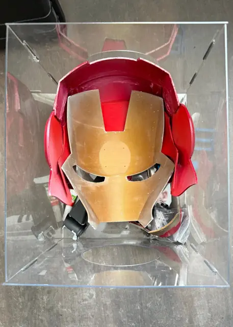 Prilba Iron Man Mark III – v akrylovej vitríne – pohľad zhora