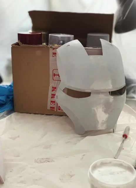Prilba Iron Man Mark III – tvárová maska po prvom tmelení
